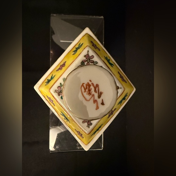 🏮 Vintage Chinese Porcelain Famille Rose Diamond-Shaped Vase / Tea Caddy - Picture 10 of 10